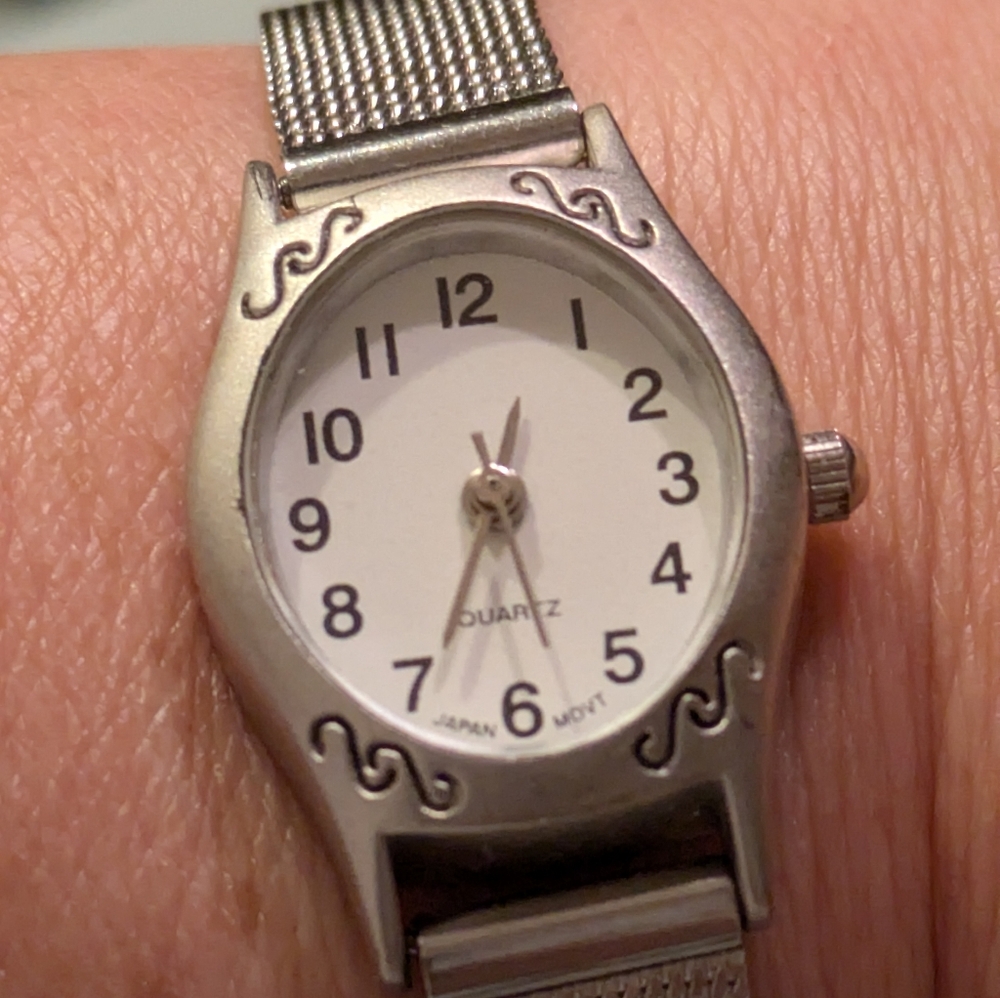 Women's Retro Small Oval Wrist Watch New Battery Quartz Silver Tone Band